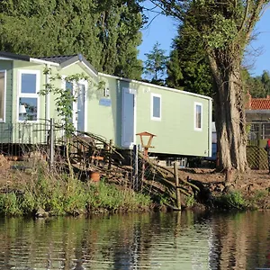 Lodge Marshlands Lakeside Nature Retreat, Barton-upon-Humber